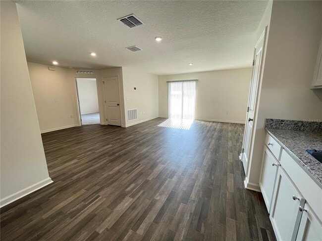 Building Photo - 2122 Kansas Rd