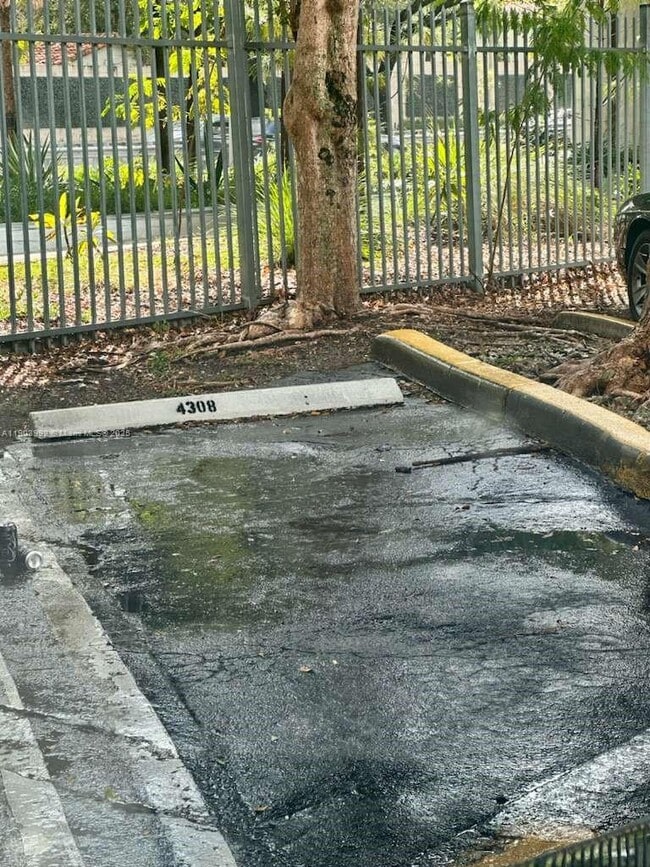 Building Photo - 2498 SW 17th Ave