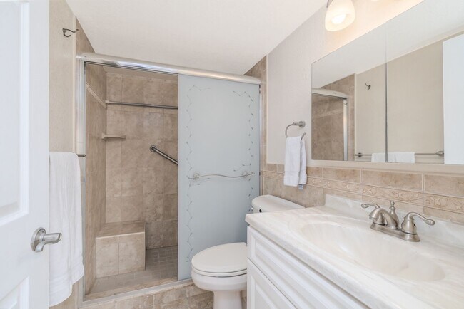 Building Photo - Intracoastal 2 bed/ 2 ba condo with lots o...