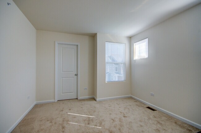 Building Photo - 5935 Hawkweed Dr