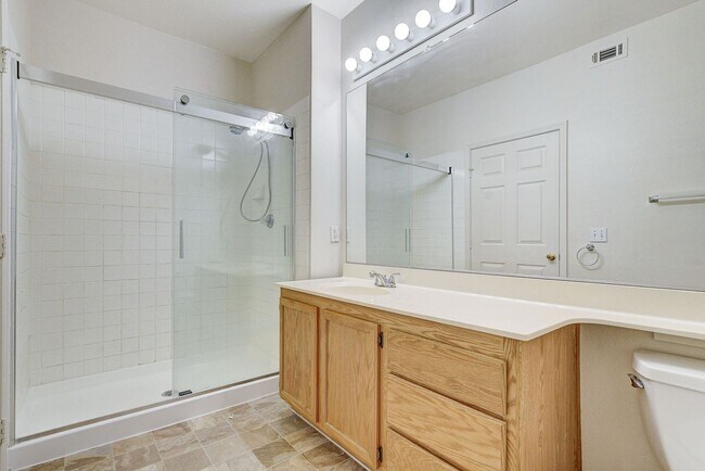 Building Photo - Move right into this 2 bedroom, 2 bath condo!