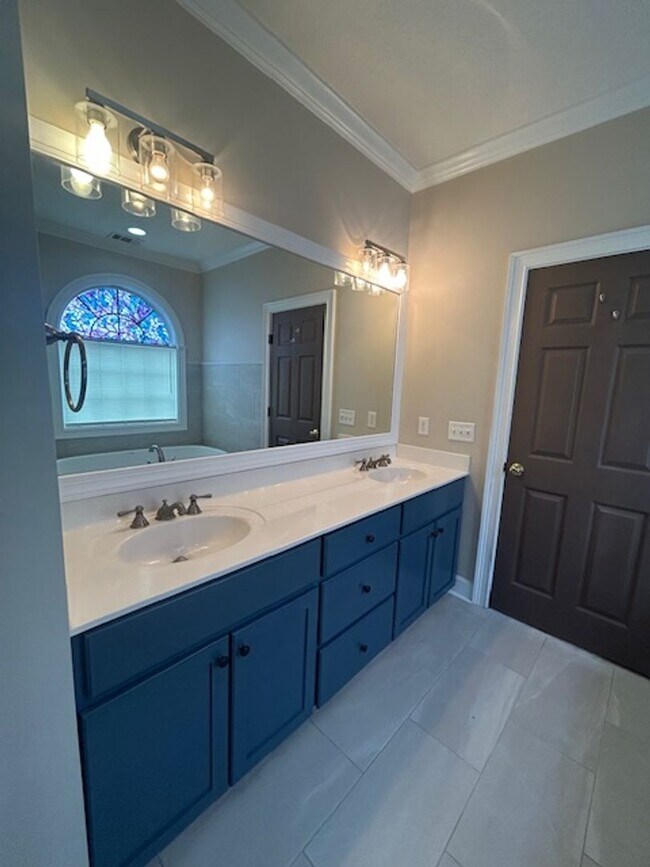 Building Photo - Spacious Single Family Home with Great Backyard!