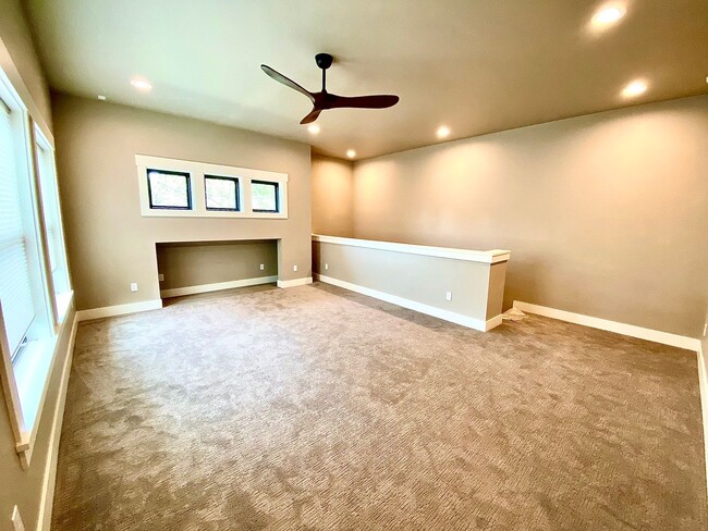 Building Photo - 13THTOWNHOME