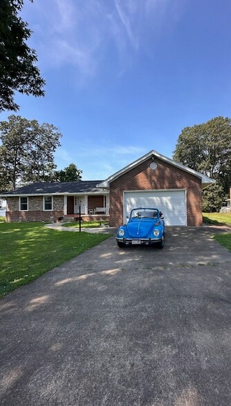 Primary Photo - 114 Sebastian Ave