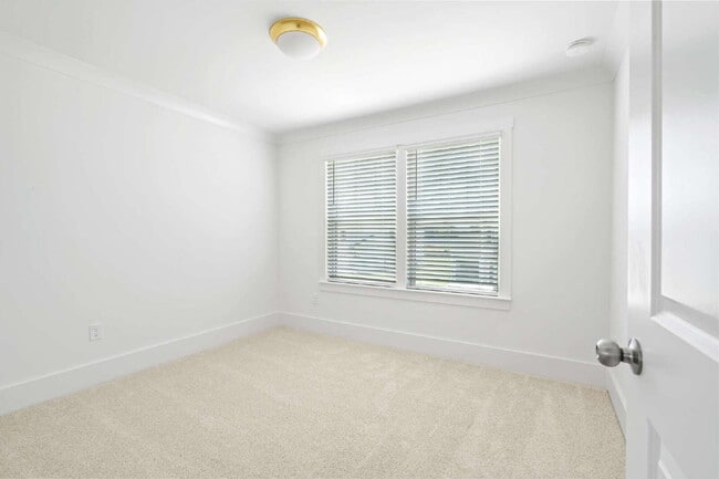 Building Photo - Experience Modern Comfort: Spacious 4-Bedr...