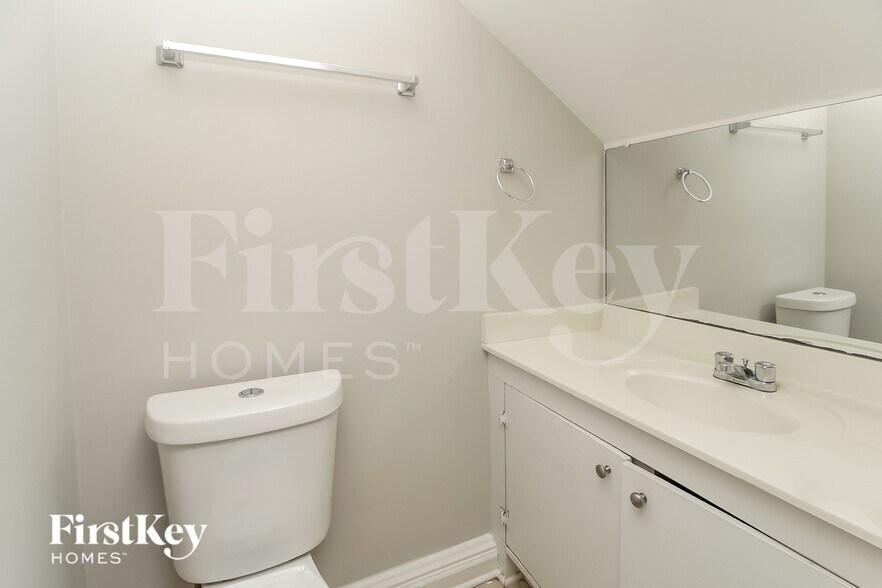 Building Photo - 1930 Fernwood Dr