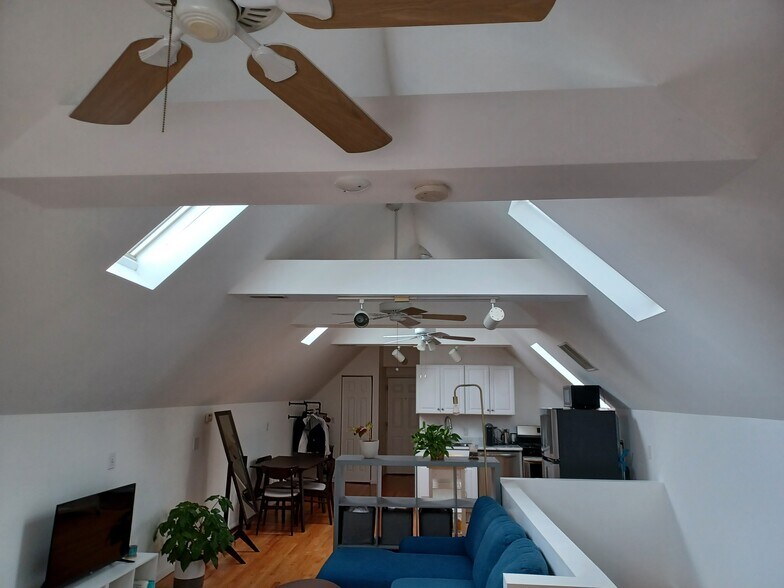 Primary Photo - 957 N Ashland Ave