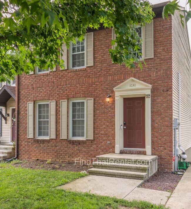 Building Photo - Freshly Painted, Pet-Friendly, Off-Street Parking, Walk to Carlisle HS!