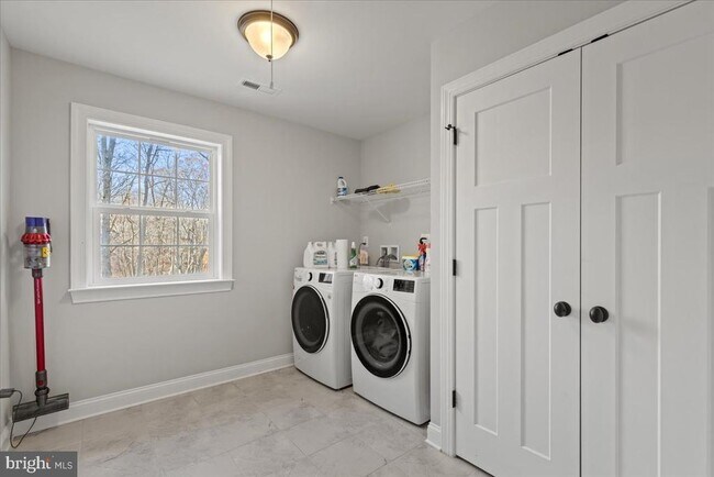 Building Photo - 2061 St Pauls Ct