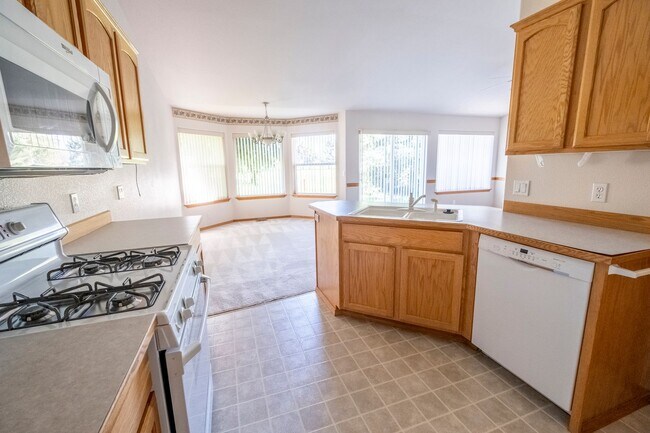 Building Photo - Home in Post Falls!