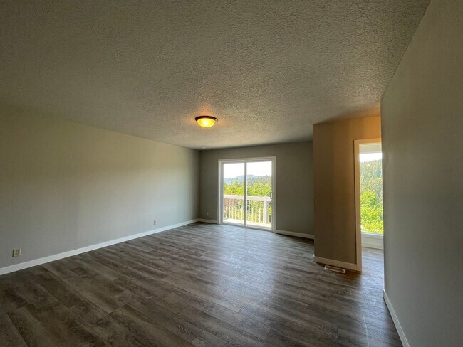 Building Photo - Private Valley Remodeled Home In Damascus 3Bd/2.5Ba with Basement!!! Beautiful Deck with Amazing ...
