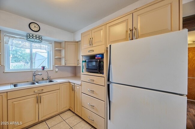 Building Photo - 5410 E University Dr