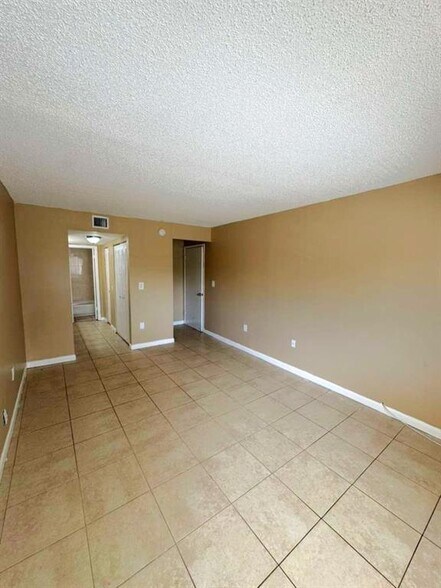 Building Photo - 711 N Pine Island Rd