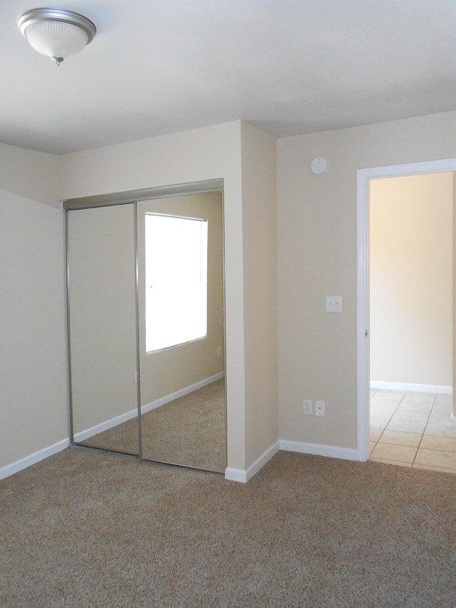 Building Photo - Lone Oak Townhomes