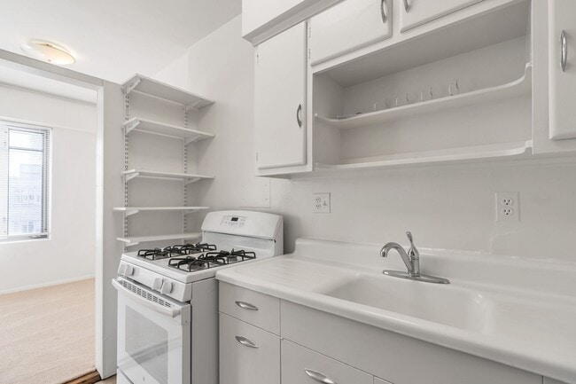 Building Photo - Sun-Filled, Top Floor L Shaped Studio In M...