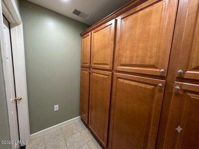 Building Photo - 1305 Rowland Dr