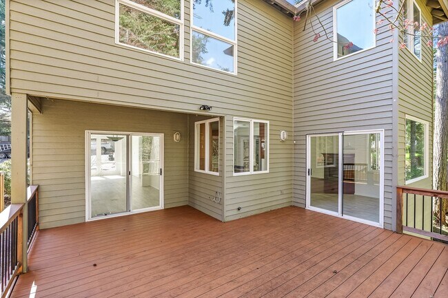 Building Photo - Elegant & Serene 3-Bedroom, 2 Bathroom Home Retreat in Desirable Arnold Creek