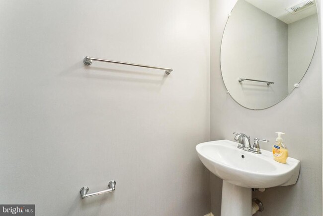 Building Photo - 7203 Silver Thorn Way