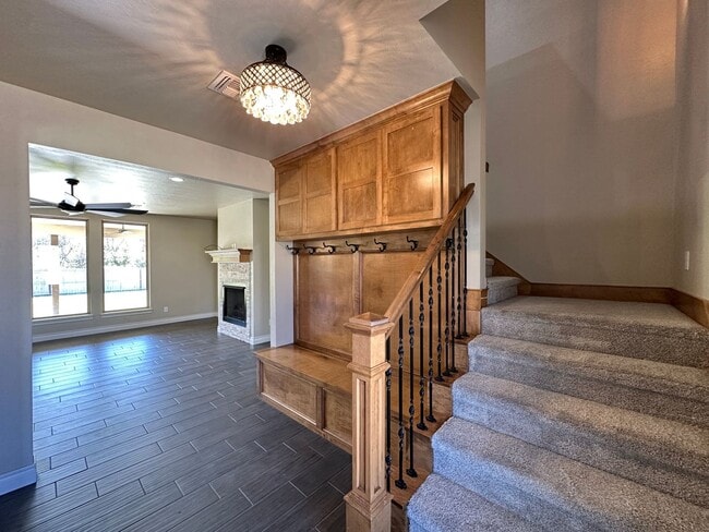 Building Photo - Rent Reduction!! 2 story, 5-bedroom 3 bath home in Wyatt Acres