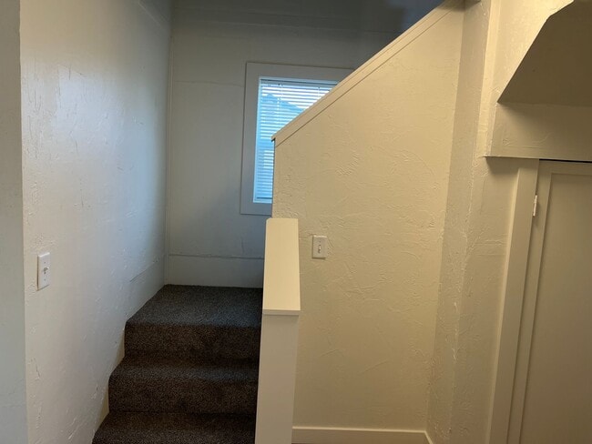 Building Photo - Updated 3 bedroom 1 bathroom house!