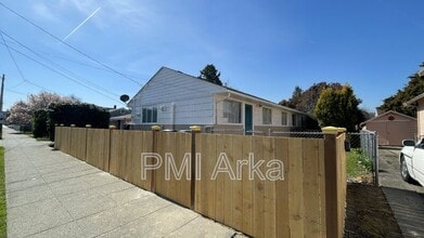 Building Photo - 317 Pelly Ave N