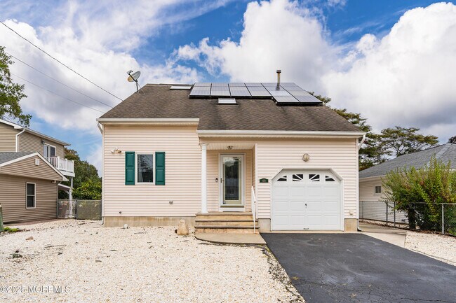 Primary Photo - 410 Hemlock Dr