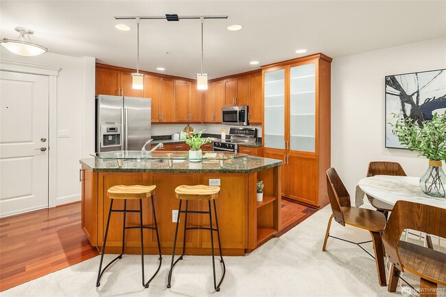 Building Photo - Quiet Magnolia condo within walking distan...