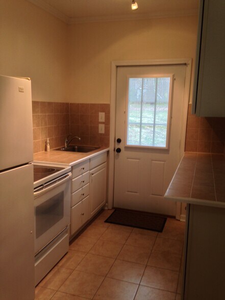 Full Kitchen, private entry - 1240 Robinhood Cir