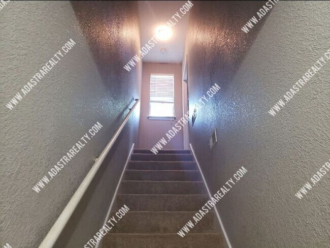 Building Photo - Spacious Remodeled 2 Bed/2 Bath in Lawrenc...