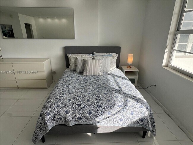 Building Photo - 100 Lincoln Rd