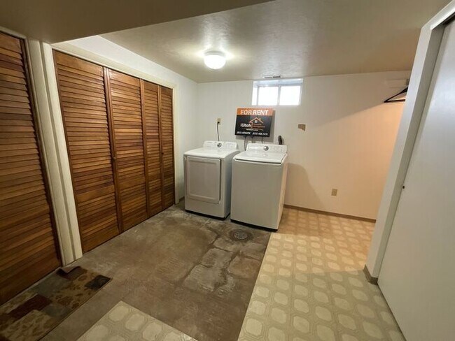 Building Photo - 4 Bedroom 2 Bath 2 Car Garage Home- Dog Friendly and RV parking.