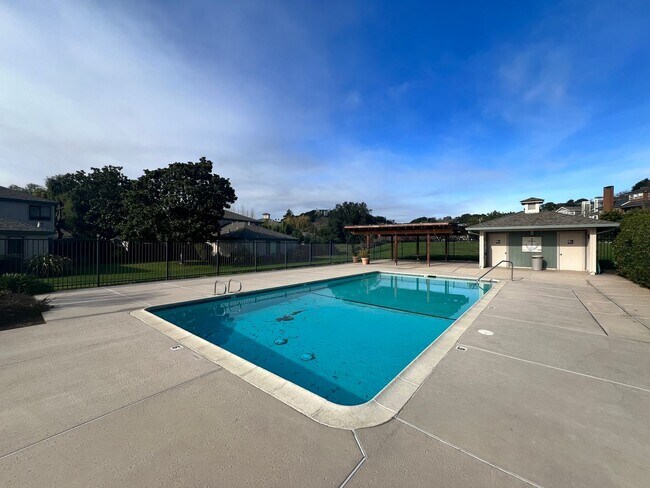 Building Photo - UPDATED TWO BEDROOM / ONE BATH, UNFURNISHED TWO-STORY CONDO IN CAPTAINS COVE