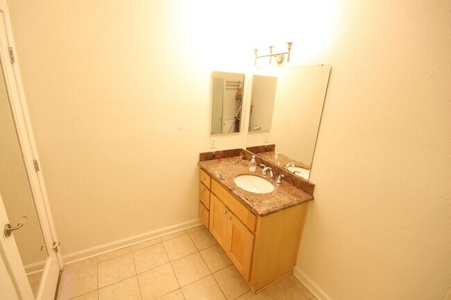 Building Photo - Huge 2 Bedroom Condo
