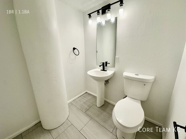 Building Photo - 202 W 5th St