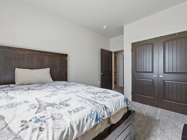 Building Photo - 1382 N Ladonia Dr
