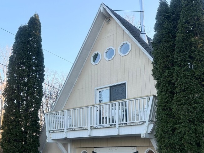 Building Photo - Renovated Spectacular Lakefront Carriage H...