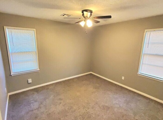 Building Photo - 2 Bed 1 Bath 1 Car Garage in the Bill Atki...