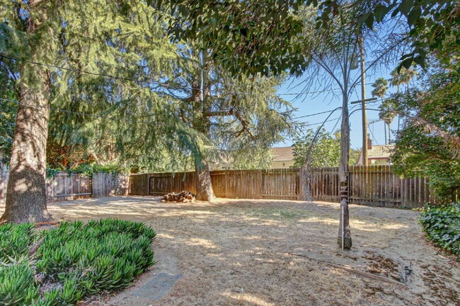 Building Photo - Classic Davis Manor Ranch — 3 Bed, 2 Bath with Covered Patio and Large Yard