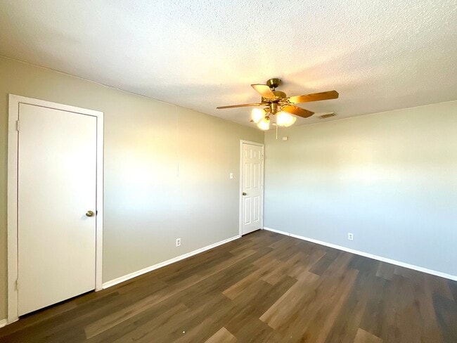 Building Photo - *MOVE IN SPECIAL*  3BD/2.5BA Dover Ridge Home Near 1604 – No Carpet, Fenced Yard & Covered Patio!