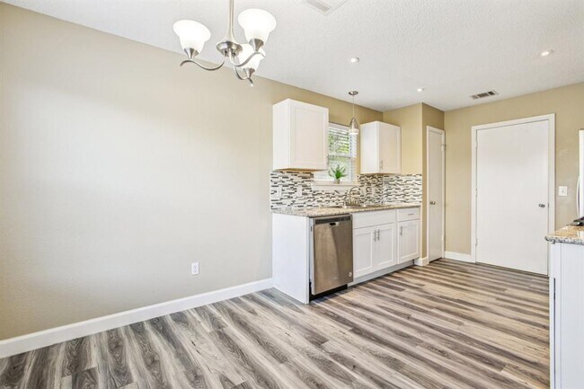 Building Photo - 1605 Lantern Light Dr
