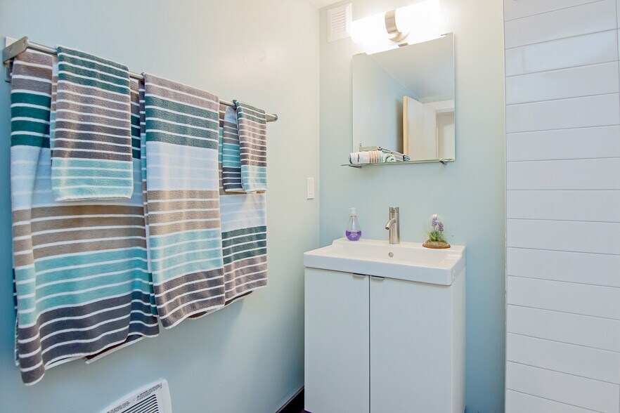 Building Photo - 2628 Northeast Ainsworth Street