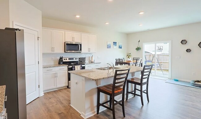 Building Photo - Beautiful 5 Bedroom, 3 Bath Home- New to Rental Market- Short Commute to Ft. Bragg