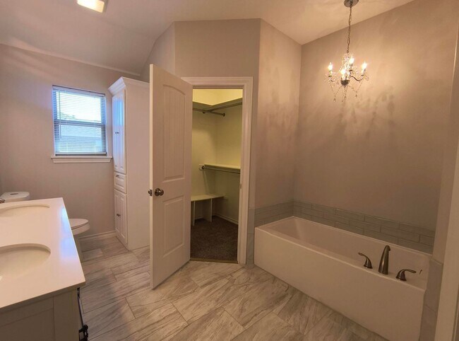 Building Photo - Charming 4 bedroom, 2 bath home AVAILABLE NOW!