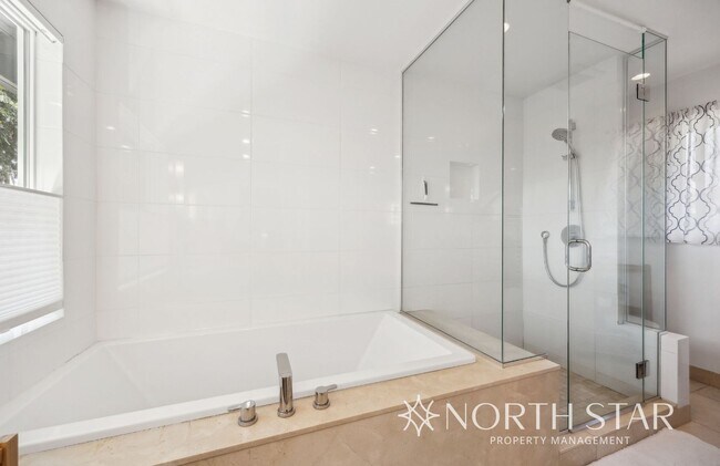 Building Photo - Beautifully Updated Contemporary Home in t...
