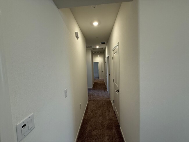 Building Photo - Brand NEW single story home in Hughson!