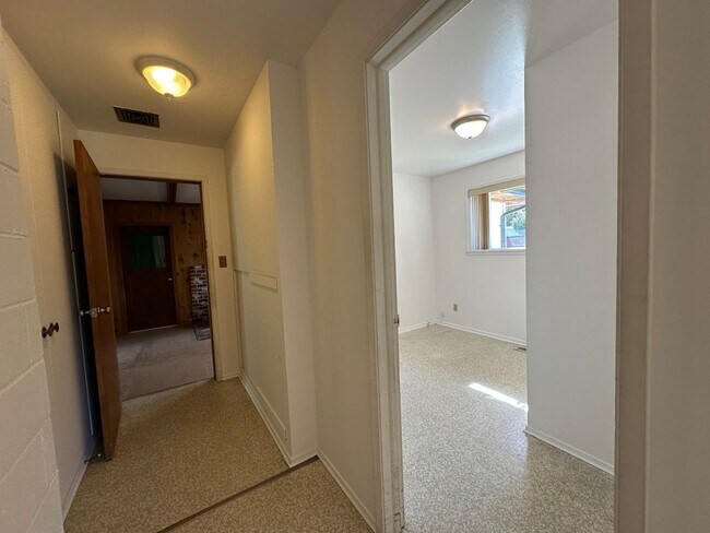 Building Photo - 2 bedroom - Retro Charmer in the Heart of ...