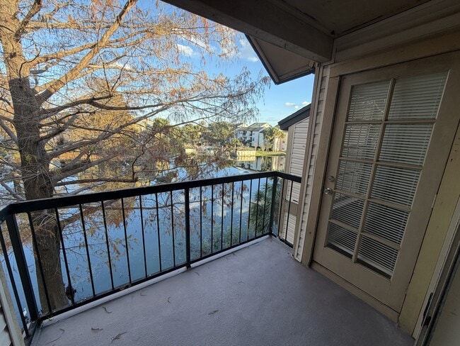 Building Photo - 1940 Lake Atriums Cir
