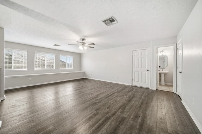 Building Photo - 2711 Wallingford Pnes