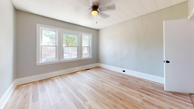 Building Photo - 3 Bed Single Family with Huge Kitchen and ...