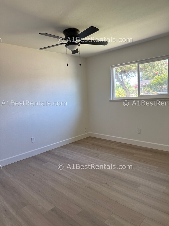 Building Photo - 3808 Sierra St